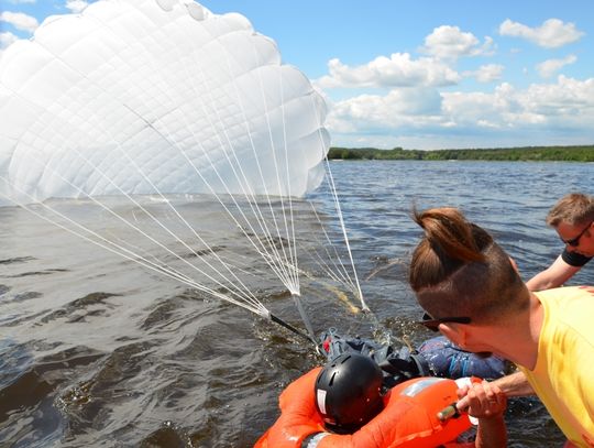 Czasze spadochronów nad Zalewem Sulejowskim