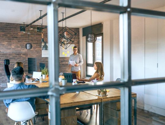 Czym charakteryzują się nowoczesne biura firmowe? Trendy w 2025 roku