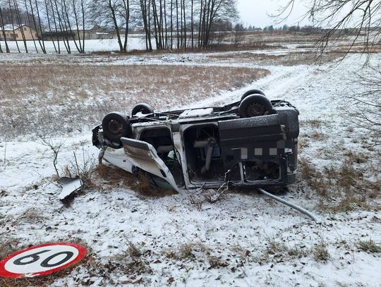 Dachowanie w Kierzu. Interwencja OSP Lubochnia i strażaków z Tomaszowa