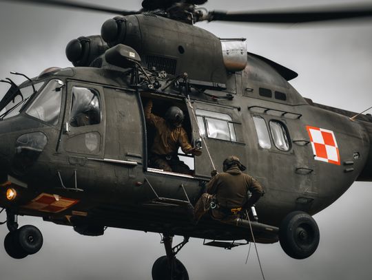 Desant ze śmigłowca i techniki linowe. Emocji podczas ćwiczeń nie brakuje Desant ze śmigłowca i techniki linowe. Emocji podczas ćwiczeń nie brakuje