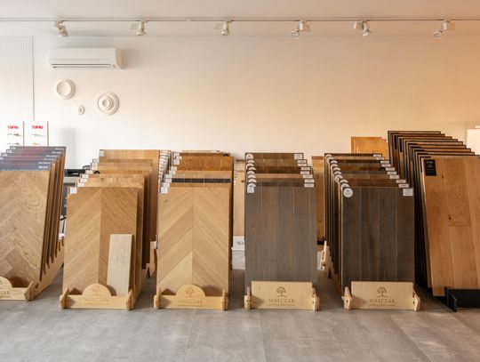 Dlaczego warto kupić podłogę z montażem? Kompleksowa realizacja wnętrza krok po kroku