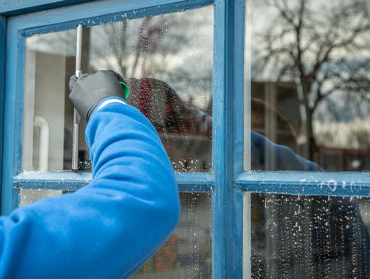 Domowe sposoby na mycie okien bez smug