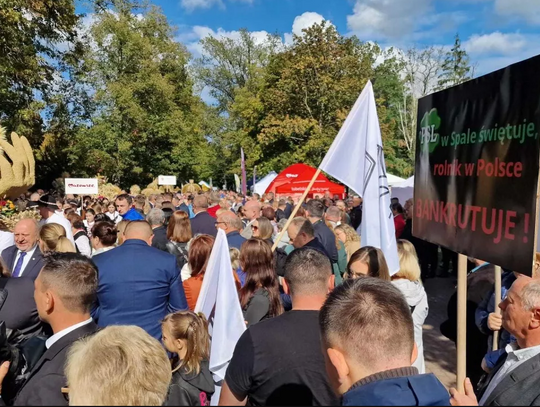 Dożynki w Spale przerwane: rolnicy podrzucili wieniec pogrzebowy, żądają kontroli importu i uczciwych cen