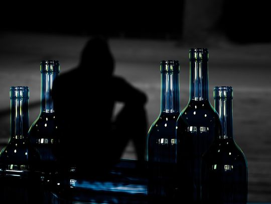 Dr hab. Balwicki: należy wprowadzić wyższe ceny na alkohol i ograniczyć jego dostępność (wywiad)