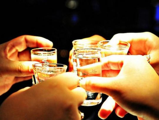 Dziennikarze, artyści i lekarze - w tych zawodach piją najwięcej. Kto jeszcze nadużywa?