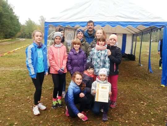 Dziewczęta z „Dwunastki” wygrały Półfinał Wojewódzki w Sztafetowych Biegach Przełajowych