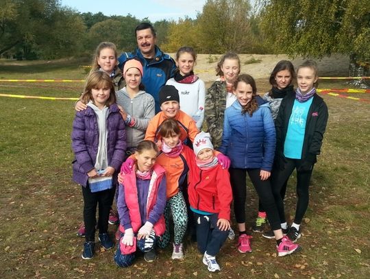 Dziewczynki z „Dwunastki” ponownie najlepsze w powiecie w biegach przełajowych