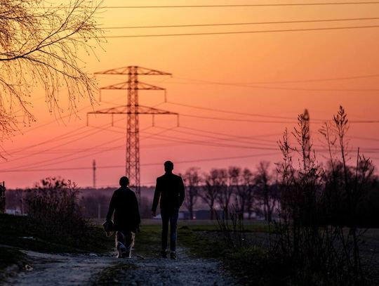 Ekspert wyjaśnia, dlaczego po kolacji warto wyjść na spacer