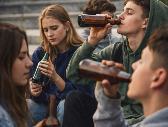 Ekspertka: alkohol pozostaje najpowszechniejszą używką wśród polskich nastolatków