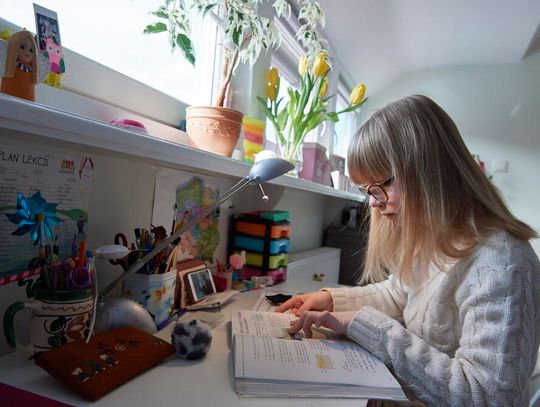 Ekspertka: dzieci prowadzą siedzący tryb życia, co odbija się w postawie ciała