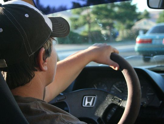 Ekspertka: młodzi kierowcy częściej narażają się na większe ryzyko na drodze