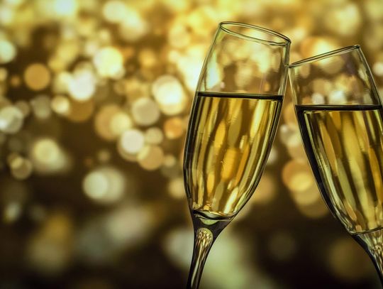 Ekspertka: toast kieliszkiem szampana uczy dziecko, że picie alkoholu jest atrakcyjne