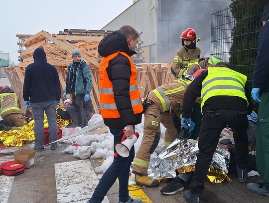 Eksplozje paczek w Ceramice Paradyż - spektakularne ćwiczenia ratownicze i ewakuacyjne w pięciu zakładach produkcyjnych