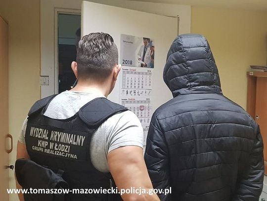 Fałszywi policjanci grozili bronią i okradli cudzoziemców. Już zostali zatrzymani