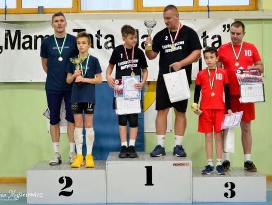 " Fantastyczni Optymiści " i "Perełki" zwyciężają w  siódmej edycji turnieju siatkówki rodzinnej „Mama, Tata, Ja i siata 2019”.