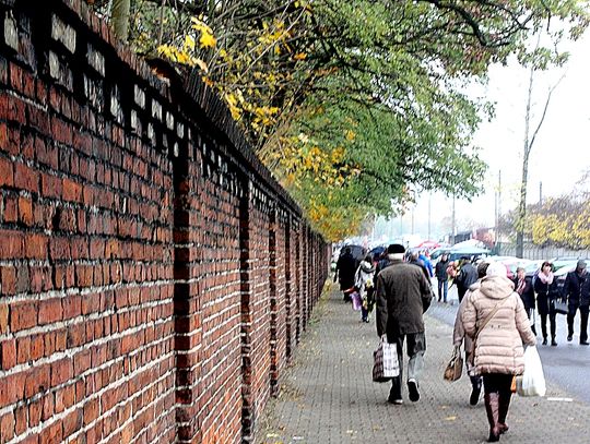 (FOTO) Święto Zmarłych na cmentarzu przy ulicy Smutnej