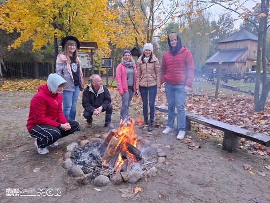 Geocaching w Skansenie Rzeki Pilicy: rodzinna przygoda, nauka i… ognisko