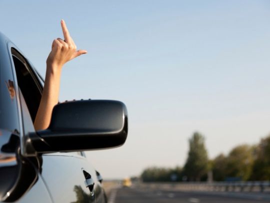 Gesty lepszego szofera: ekspozycja środkowego palca, puknięcie w czoło. Jak jeździsz baranie?