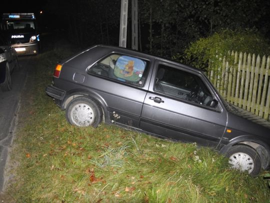 Golf wylądował w rowie, kierowca był pijany