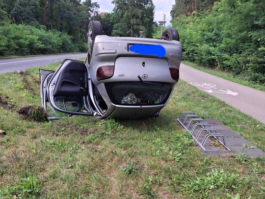 Groźnie na drodze. Pijany i rozpędzony zatrzymał się na dachu.