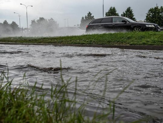 IMGW: burze z silnym deszczem do 30 mm w 10 województwach