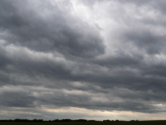 IMGW: niż znad Bałkanów przyniesie we wtorek intensywne opady deszczu; jest alert RCB