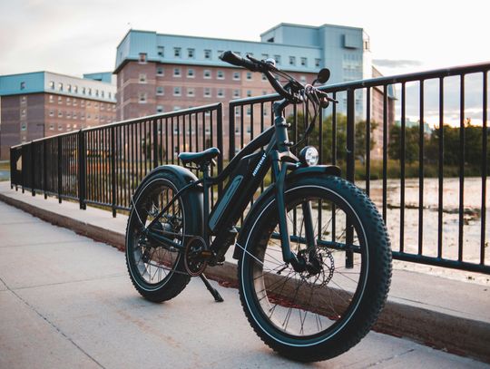 Jak jeździć rowerem elektrycznym? Technika jazdy