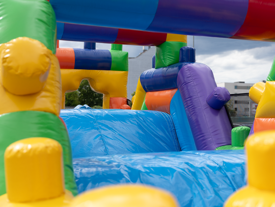 Jak kolorowe zamki dmuchane przyciągają najmłodszych i budują pamięć marki?