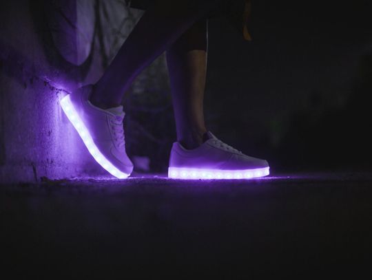 Jak nosić neonowe buty sportowe z klasą?