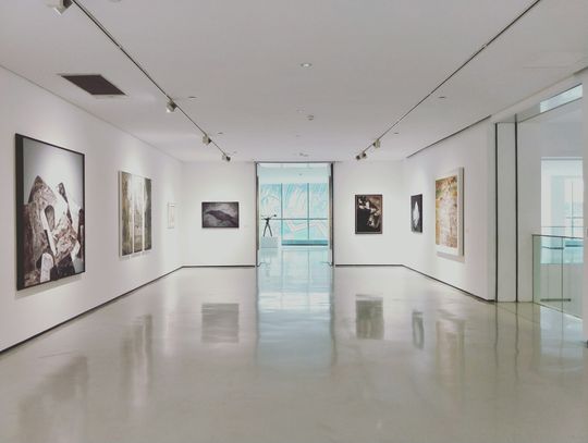 Jak odwiedzać galerie sztuki w Warszawie, aby w pełni cieszyć się kulturą miejską?