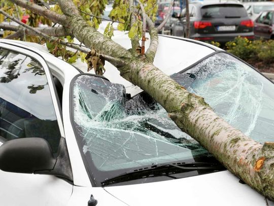 Jak otrzymać odszkodowanie za zniszczone podczas burzy auto? Nawet jeśli nie masz AC