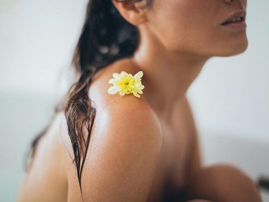 Jak usunąć łuski i swędzenie głowy przy łuszczycy?