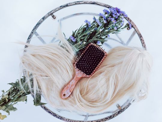 Jak wybrać idealną perukę damską z naturalnych włosów?