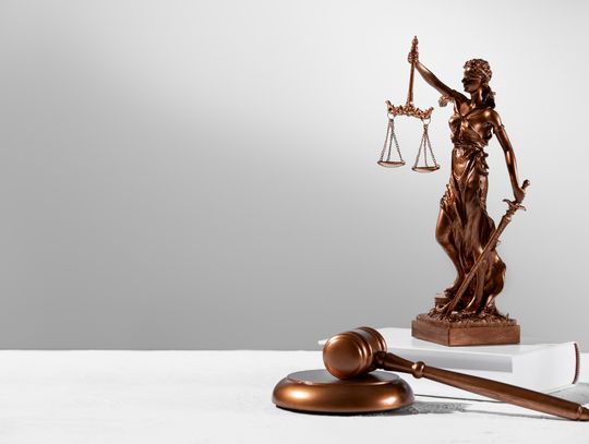 Jakie dokumenty zabrać na pierwszą wizytę u prawnika?