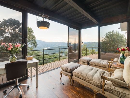 Jakie są zalety i wady różnych rodzajów osłon balkonowych?