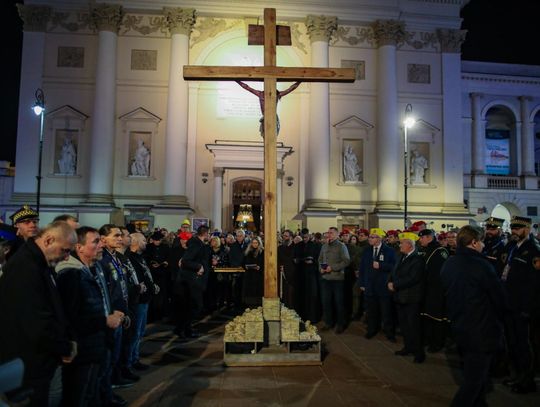 Kard. Nycz na zakończenie Drogi Krzyżowej: wojna to wielka porażka ludzkości