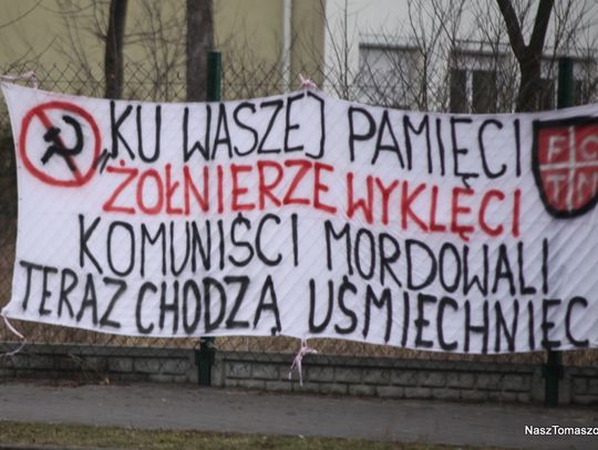 Kibice w hołdzie bohaterom