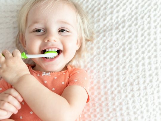 Kiedy pierwsza wizyta dziecka u dentysty? Wcześniej niż sądzisz