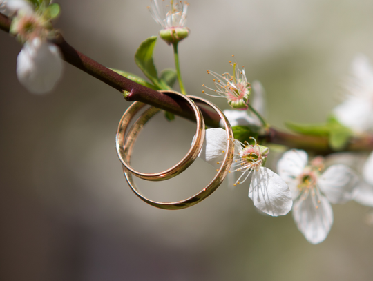 Klasyczne obrączki ślubne – ponadczasowa elegancja dla każdej pary