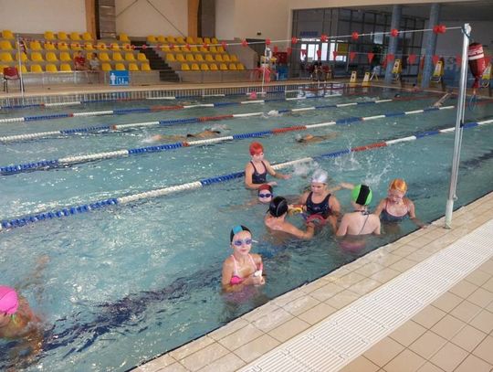 Kolejne nocne pływanie na basenie