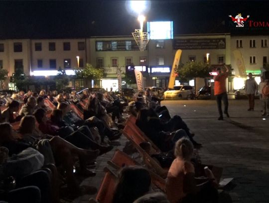 Kolejny seans filmowy z cyklu "Kino na leżakach"