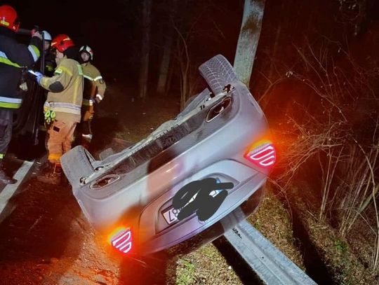 Kolizja na drodze krajowej nr 48. Jeden z pojazdów dachował Kolizja na drodze krajowej nr 48. Jeden z pojazdów dachował
