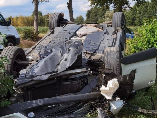Kolizja w Józefinie. Auto uderzyło w drzewo i dachowało – interweniowało OSP Ujazd i JRG Tomaszów