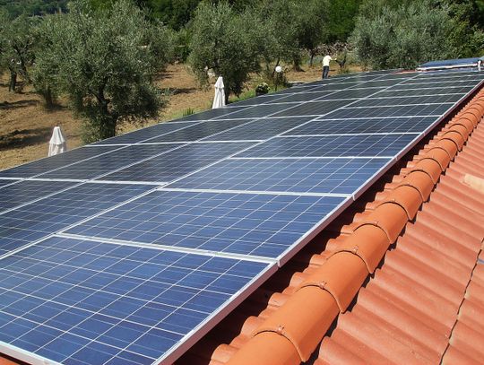 Koncerny energetyczne zarobią na przydomowych instalacjach. Rząd "kładzie łapę" na fotowoltaice