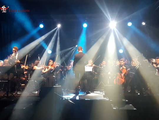 Koncert Noworoczny w wykonaniu Młodzieżowej Orkiestry Symfonicznej Tomaszowa Mazowieckiego "Symfonia Juventus" pod dyrekcją Kamila Wrony