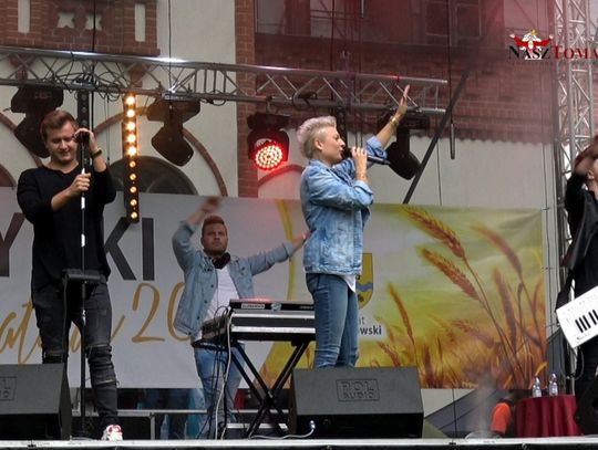 Koncert zespołu "Piękni i Młodzi" na Powiatowych Dożynkach w Ujeździe