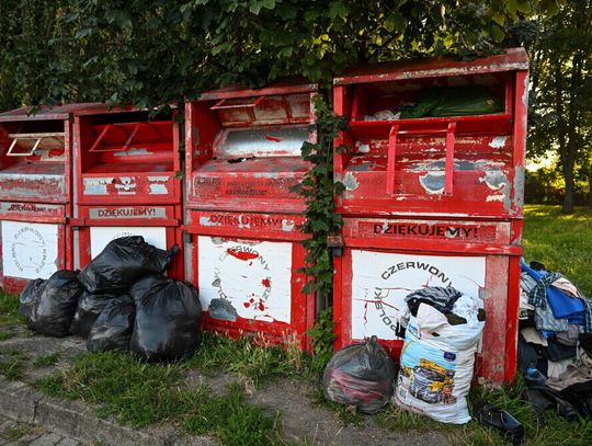 Koniec współpracy Wtórpolu z PCK. Co dalej z kontenerami na odzież w Tomaszowie Mazowieckim?