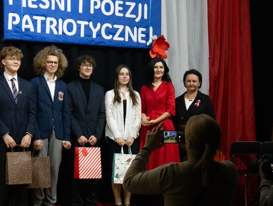 Konkurs pieśni patriotycznej - pierwsza nagroda dla ZSP nr 1 wśród szkół ponadpodstawowych.