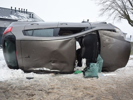 Kradzione auto i 1,2 promila — 27-latek doprowadził do dachowania