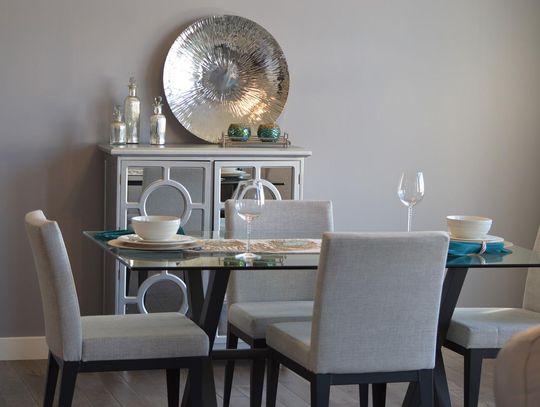 Krzesła tapicerowane a komfort: Na co zwrócić uwagę przy zakupie?